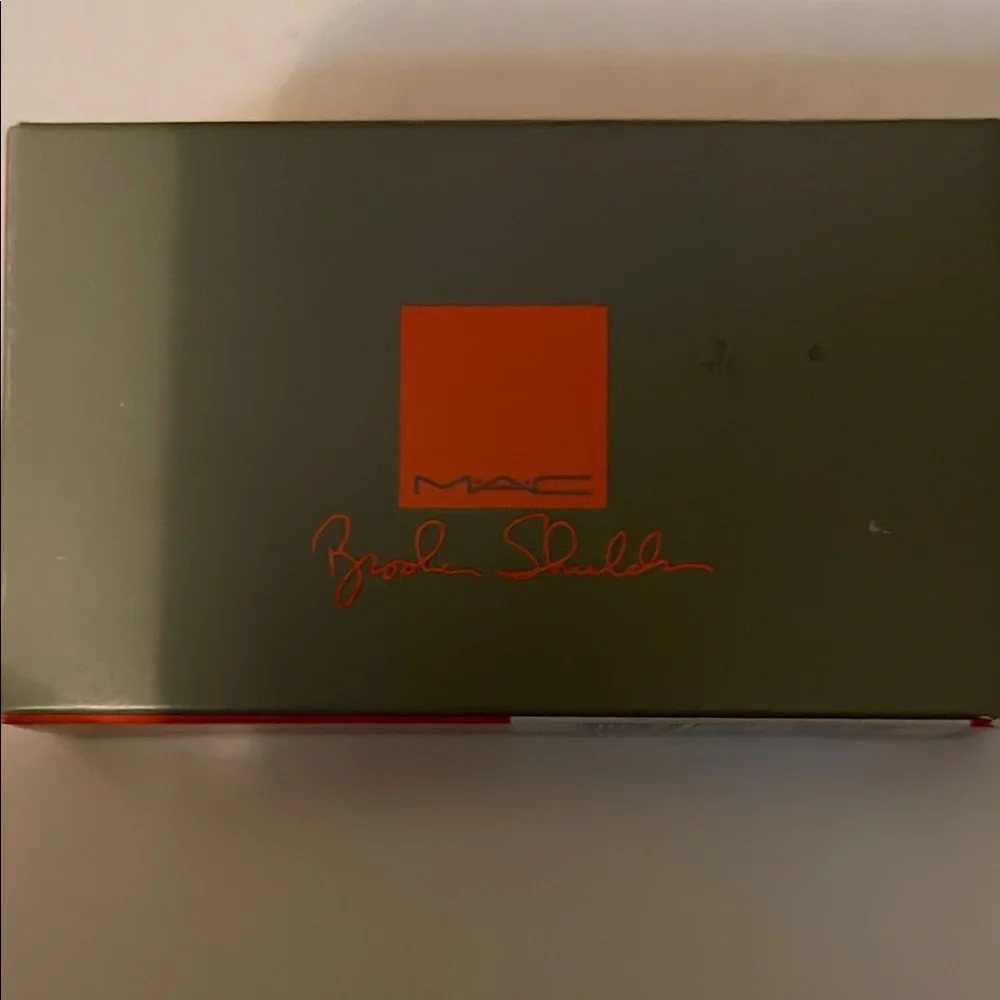 MAC Brooke Shields Makeup Palette - Picture 1 of 7